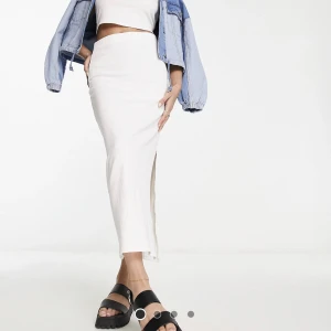 kjol - helt ny kjol! superfin men passar tyvärr inte, tror den är storlek XS men skulle säga att den även passar S! priset kan diskuteras🤍