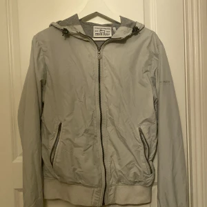 Woolrich jack - Snygg eftertraktad woolrichjacka som inte kommer till användning, tveka inte att skriva. Den är lite liten i storleken. Pris kan sänkas vid snabb affär