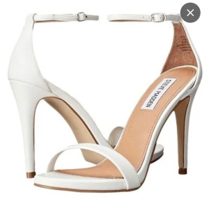 Klackskor  - Säljer mina superfina klackar från Steve Madden, dom är använda ca tre gånger så man ser knappt att de är använda. Klacken är 10 cm hög men dom är inte alls så svåra att gå i, banden över tråna och runt ankeln gör det lättare.💕nypris ca 1000