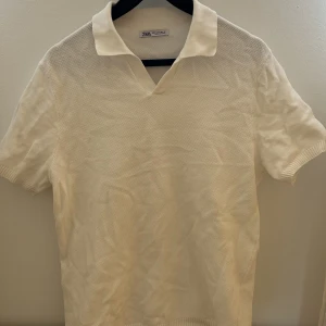 Zara piké  - vit zara piké i strl M men sitter som S, använd ett fåtal gånger