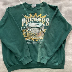 Vintage Sweatshirt - Sjukt cool oversized sweatshirt med Superbowl tryck. Köpt på secondhand i London, så trycket är lite slitet, vilket kan vara coolt. Även lite sliten i slutet på ärmarna, men annars i bra skick. 