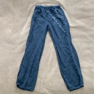 Pull & Bear byxor - Supersköna byxor med dragsnöre från Pull & Bear. Kan användas mer casual men också kläs upp. Storlek S men passar även mig som har storlek 38/M. 