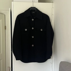 Svart höstjacka - Säljer denna fina jackan som är i bra kvalite, knappt använd. Storlek xs  Köpare står för frakten✨