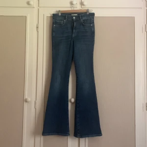 Ginatricot jeans - Säljer dessa gulliga medium/high waisted bootcut jeans då de är för långa för mig och kommer därav inte till användning! Nyskick och använda fåtal gånger! Nypris: 399kr