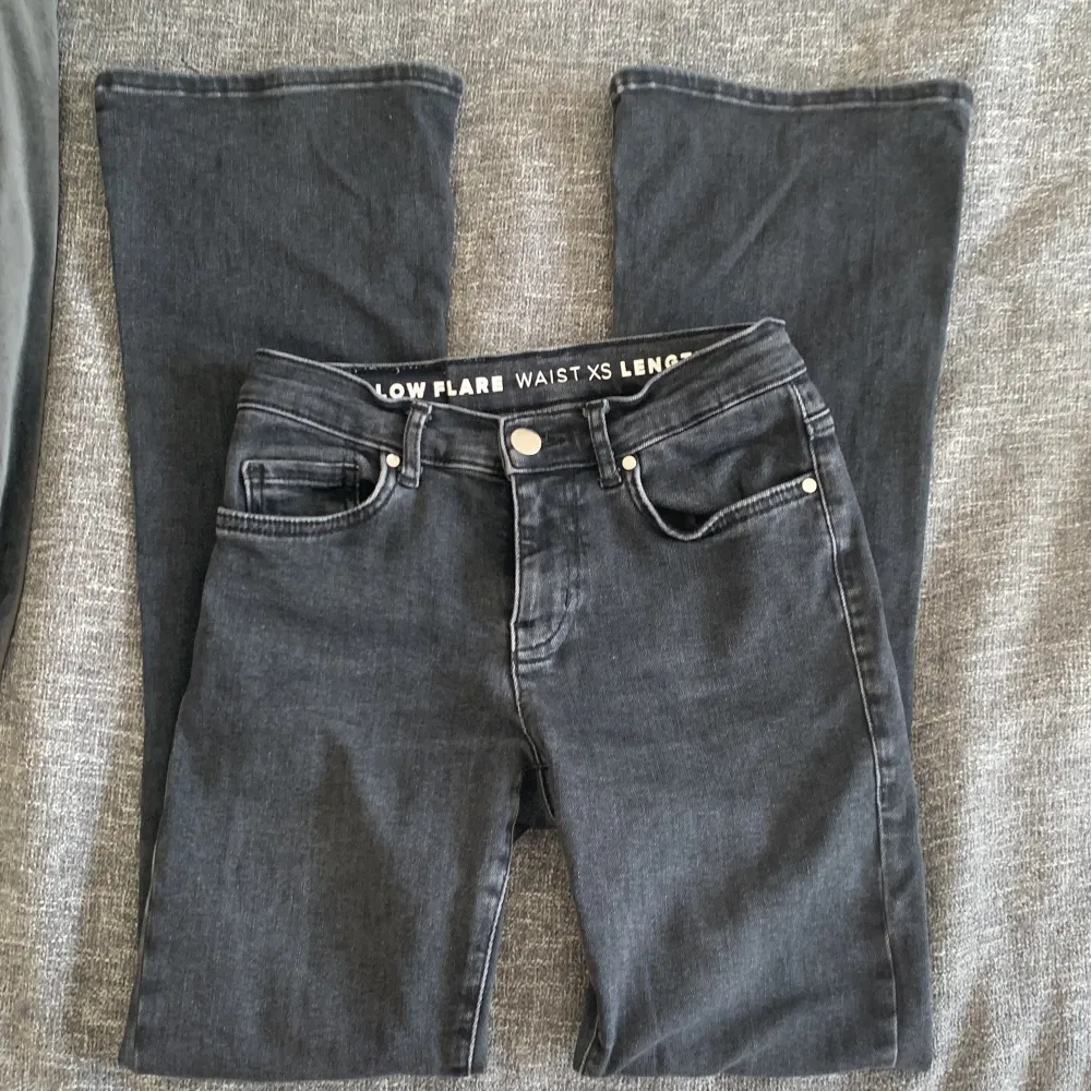 Lågmidjade bootcut jeans från bikbok. Xs (length 31). Nypris 599 . Jeans & Byxor.