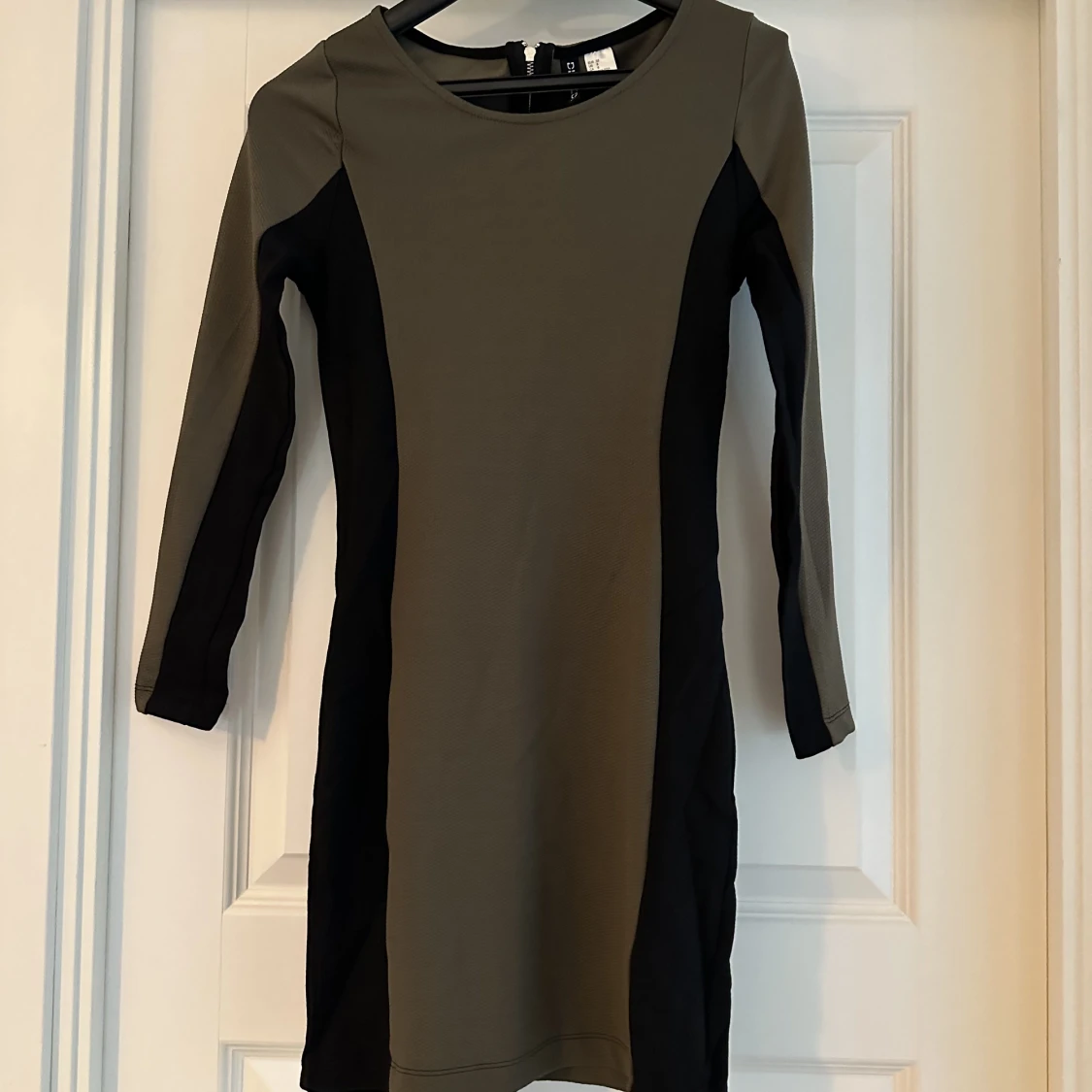 Klänning som framhäver figuren