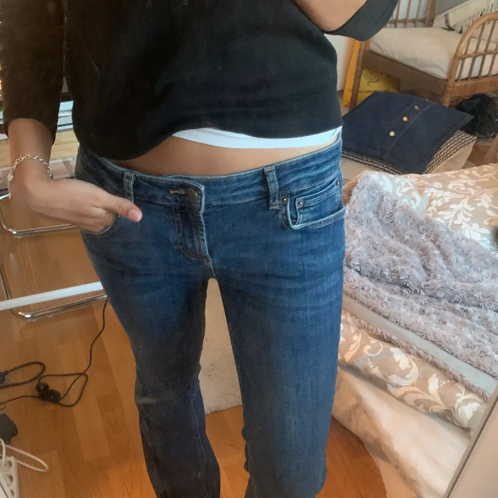 Säljer dessa snygga Bootcut jeans från Zara. Lite smalare Bootcut i storlek 40 som går hela vägen ner för mig, jag är 175 cm lång. Köptes för 349kr. Skriv för mer info💕. Jeans & Byxor.