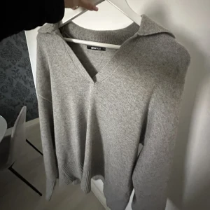 Grå tröja från Gina!  - Nypris:400. Använd fåtal gånger! Super fin.