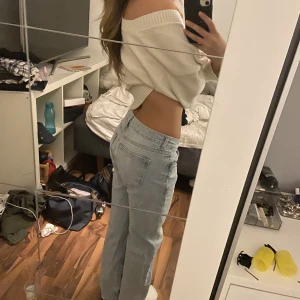 Ljusblåa lågmidjade  jeans - Svin snygga ljusblåa jeans i storlek 34 men passar 36. Knappast några defekter då dem bara är använda ett fåtal gånger, säljer då jag har många i samma färg💕😍Nypris: 500 