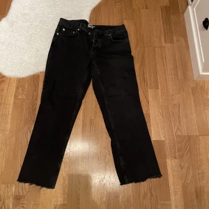 Svarta jeans - Säljer dessa snygga jeans då de tyvärr blivit för små! De är ribbade där nere (redan vid köp men inget som syns mkt) de är använda några gånger och i mycket bra skick! De är i storlek L men skulle säga även passa M. Hör av er vid intresse eller ev frågor!