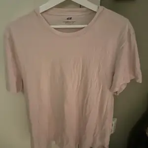 Rosa T-shirt från H&M som jag har använt nångång och som fortfarande är i nyskick! Skriv dm vid frågor 💓