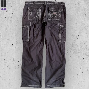 cargo true religion jeans - otroligt feta True Religion cargos i model Cargo 💜 Tag 38WW 💜Midja (rakt över) 50cm 💜 Innerben 75cm 💜 Ytterben 107cm 💜 Benöppning 23cm 💜 Nedgågna 💜Våra mått blir W=39, L=29 💜 Men jämför alltid måtten💜TR cargos 