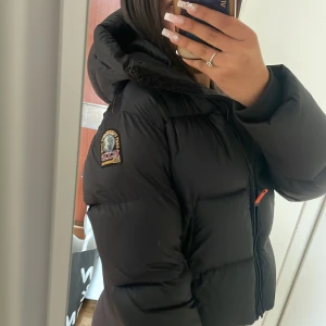 Parajumper jacka - Säljer en äkta parajumper jacka. Köptes från själva parajumper hemsidan. QR kod finns på tredje bilden. Använd bara 3 gånger så den är i fint skick. Kontakta om du är intresserad❤️