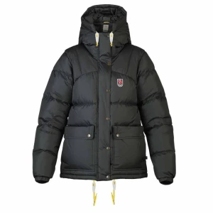 Fjällräven Jacka - Svart fjällräven expedition dom lite jacka i storlek xs, ny skick! Säljer inte under 4500kr 