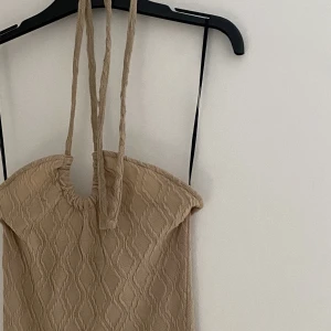 Tajtklänning - Kort tajt klänning med superfint mönster. Aldrig använd.