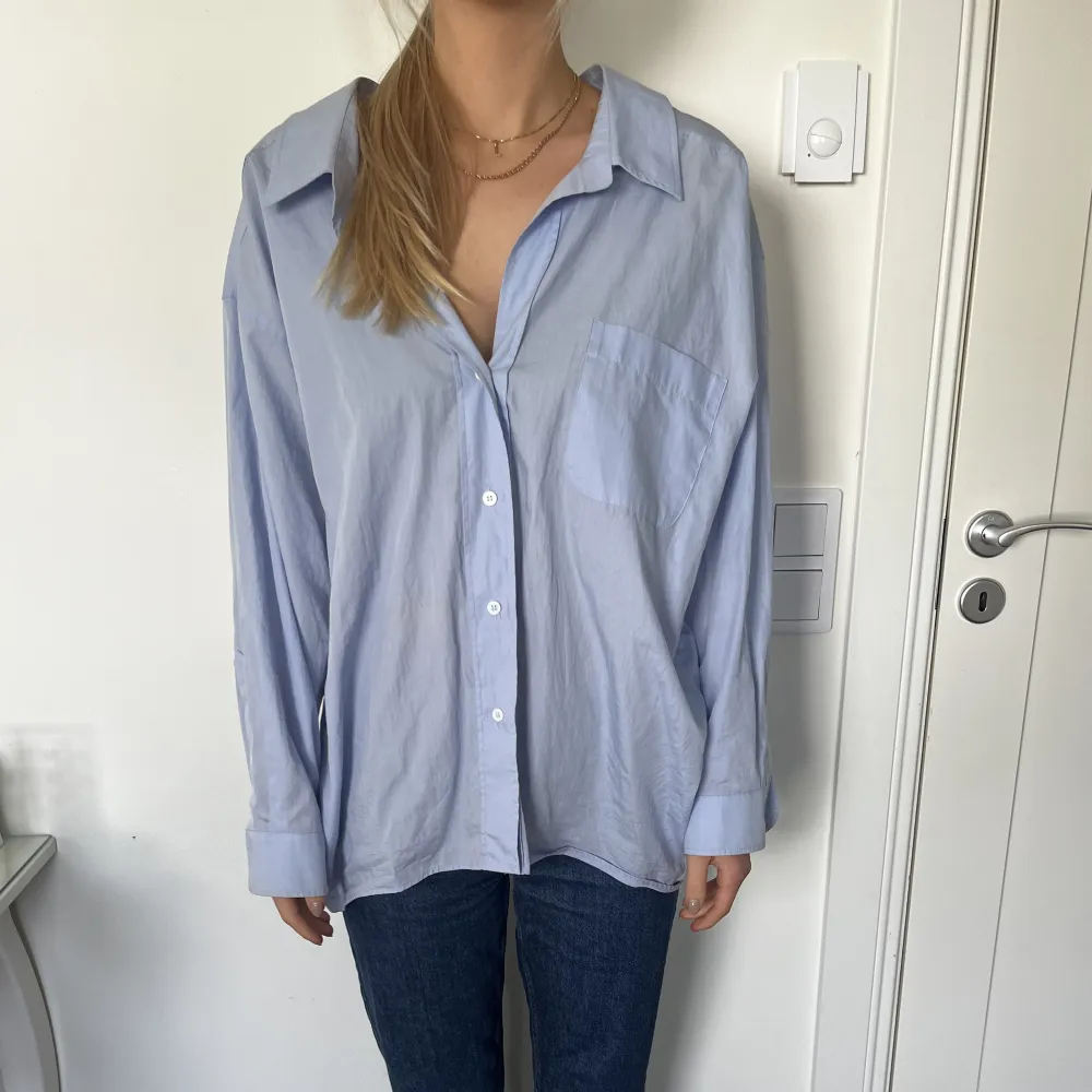 Fin skjorta från Zara - storlek small - kontakta mig om ni har några frågor!. Skjortor.