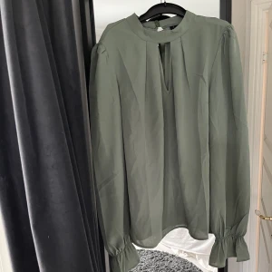 Olivgrön Vero moda blus  - Säljer denna olivgröna blus från vero moda. Endast använd 1 gång. Kan skickats mot fraktkostnad eller mötas upp i linköping💓