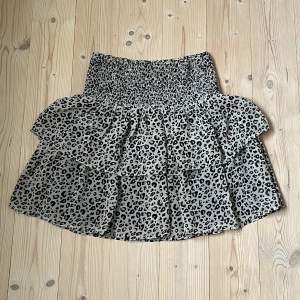 Jag säljer min jätte fina leopardmönstrade kjol från kapphal i storlek 158/164 men den sitter bra på mig som brukar ha s eller cs. Skriv för fler bilder eller andra frågor💞
