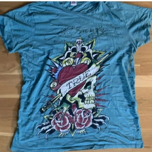 Ed hardy tröja - Säljer denna as fina ed hardy tröja, köpt för 200 säljer för 100, använt en gång💗kontakta innan köp, gärna snabb affär💕