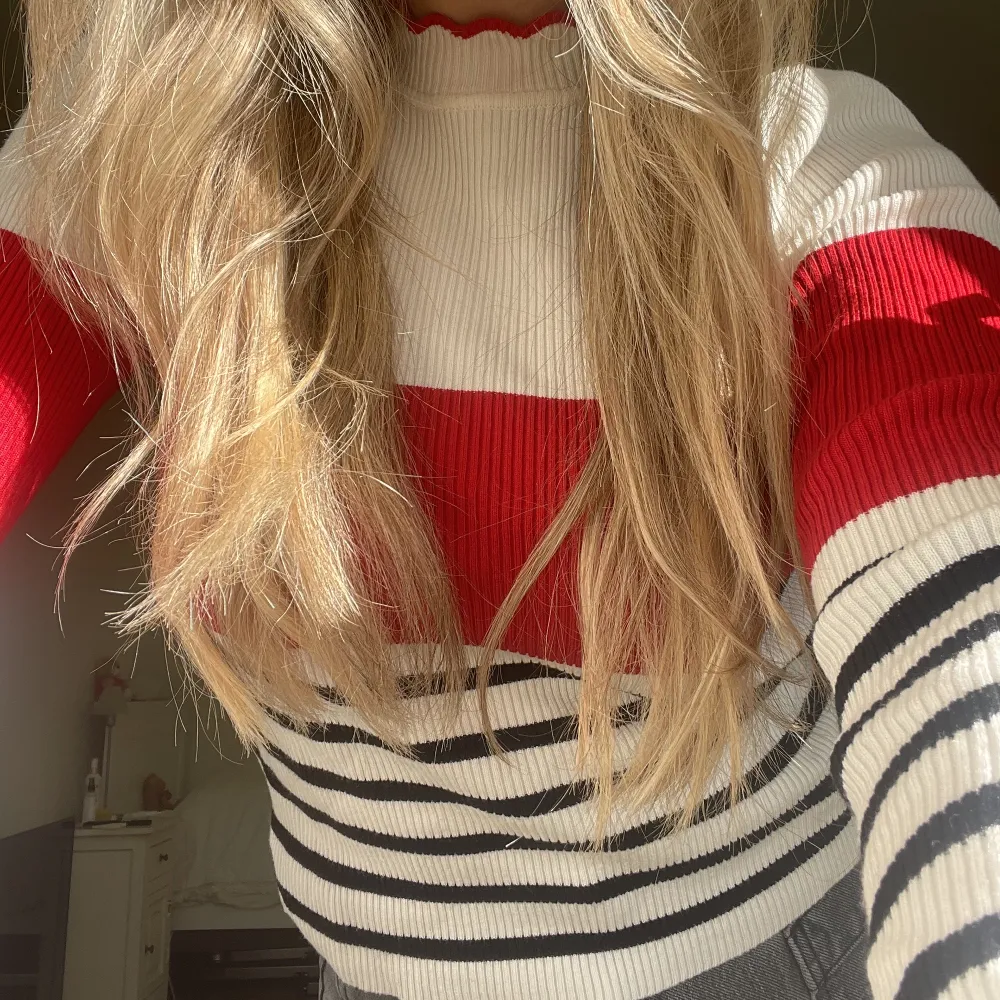 En sjukt söt ribbad tröja från zara med lite turtleneck.❤️. Toppar.