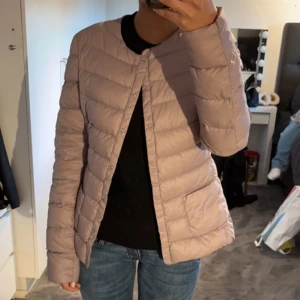 Uniqlo liknande  - Intressekoll på min ljusrosa/smutsrosa jacka som är väldigt lik uniqlo. Säljer bara för bra pris💕