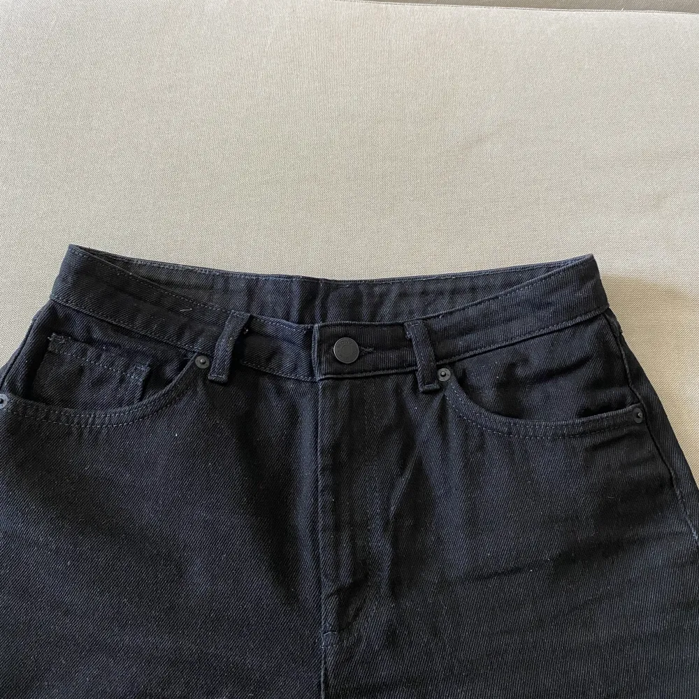 Svarta jeans från Monki. Dem är raka/lite visa i benen.  Använda ett fåtal gånger Storlek 28, upplevs som M. Jeans & Byxor.