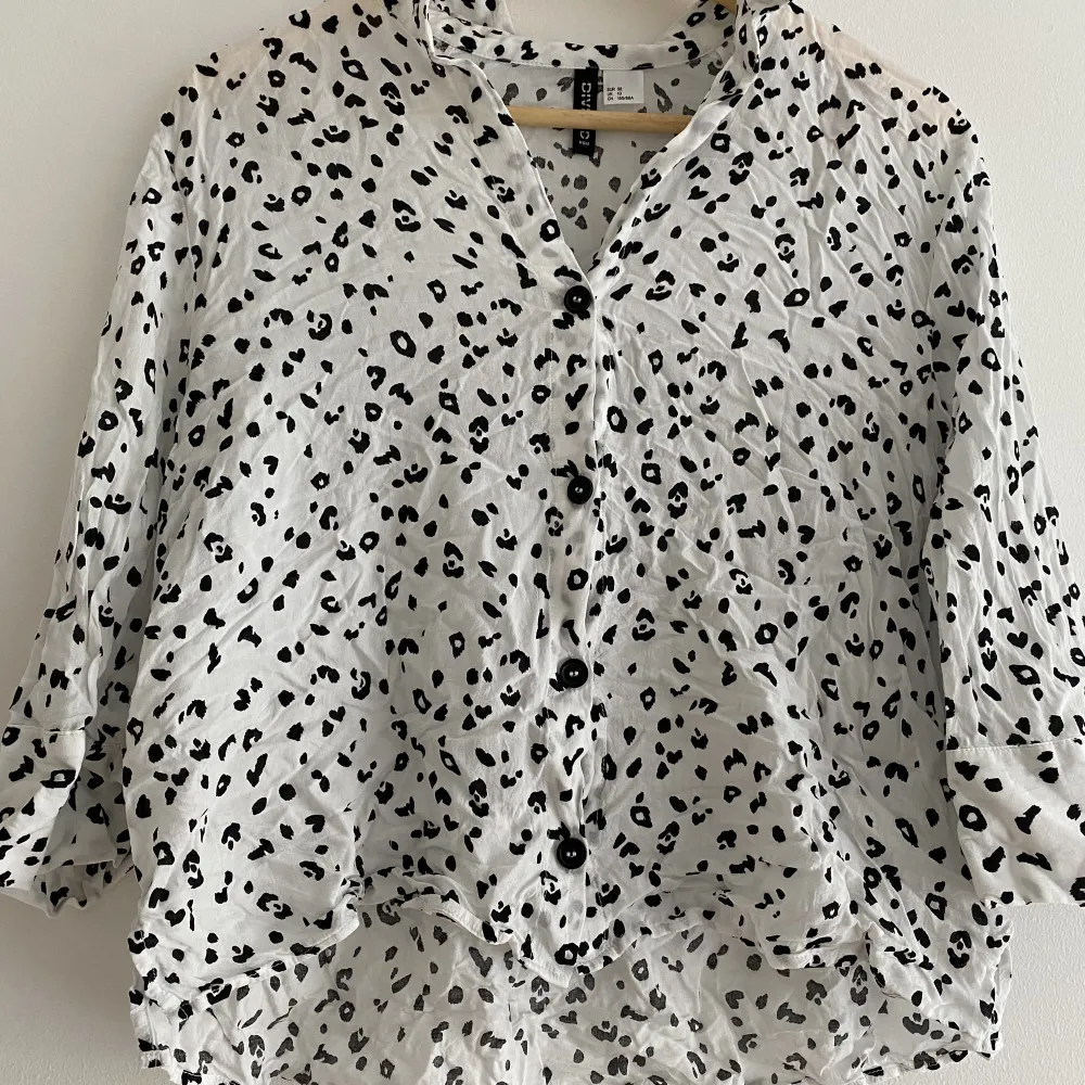 Blus från H&M med leopardmönster i storlek 38/M. Använd fåtal gånger därav nyskick. Säljer pga att den inte används. . Blusar.