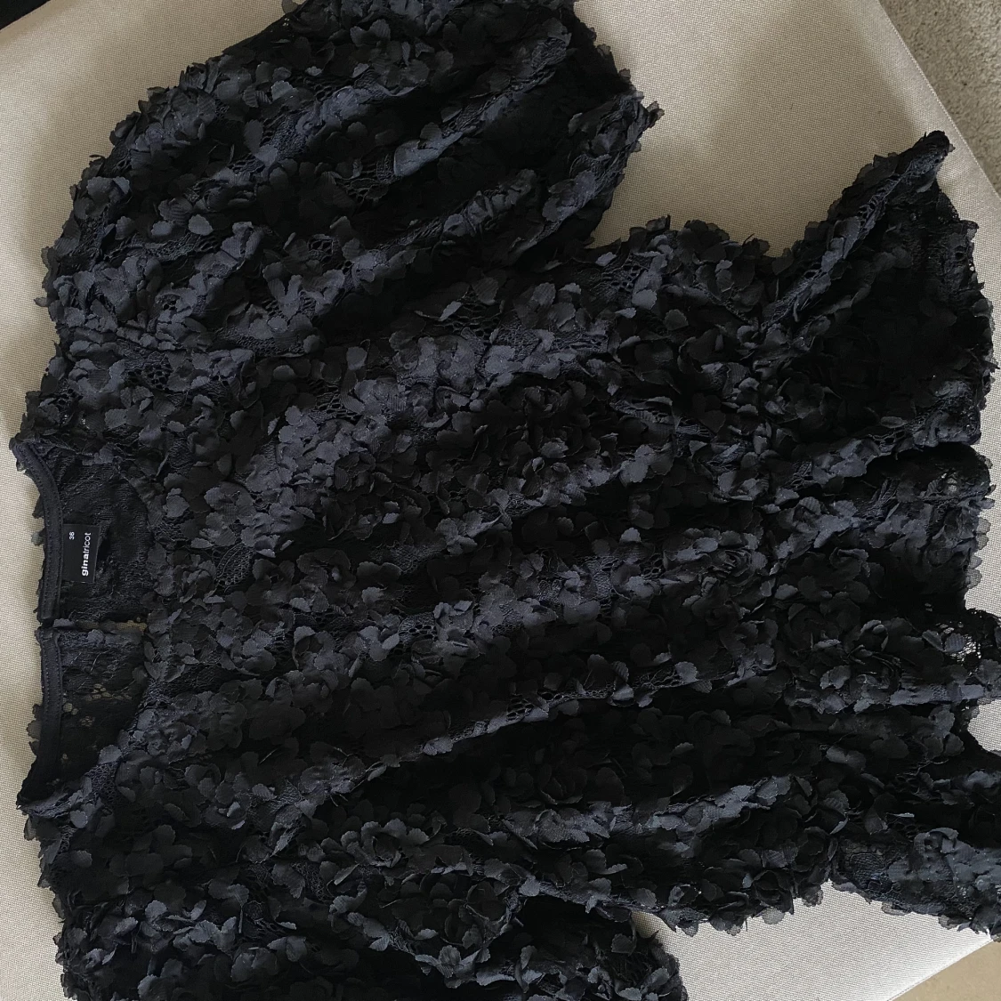 Svart topp med blommor  - 91