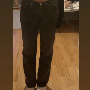 Gina tricot jeans - Säljer dessa lågmidjade jätte snygga Gina tricot jeans. Köpta förra året för 500kr säljer pga för små. Skriv privat om ni har frågor💘!