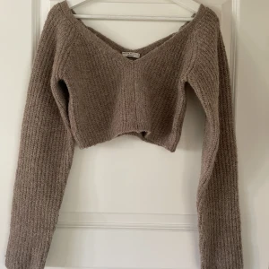 Stickad topp - Stickad top från ginatricot. V-ringad bak och fram.