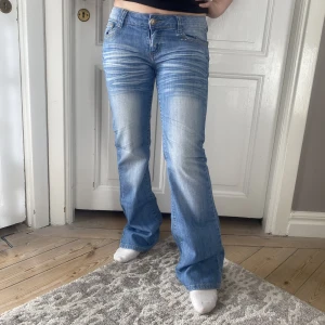 Lågmidjade jeans - De coolaste lågmidjade bootcutjeansen med paljetter💟 Storleken passar S med långa ben. Bra skick!  Skriv vid funderingar och kolla in mina andra annonser✨