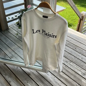 Sweatshirt vit med tryck, storlek S - Vit sweatshirt i bra skick 