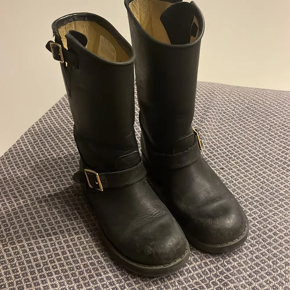 Johnny Bulls boots använda men i bra skick. Köpta för 1200. Det är två olika storlekar ena är en 36 och andra är en 37. Äkta!  Djur och rökfritt hem . Skor.