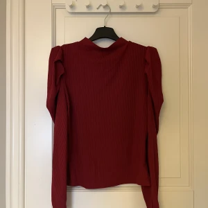 Röd blus  - Röd blus. Nästan aldrig använd 