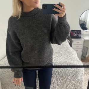 Stickad mohair tröja - Säljer denna supermysiga stickade tröja i mohair blend. Väldigt skön längre tröja som inte sticks. Använd köp nu💕 köpt på Plick så det är lånade bilder från förra ägaren. FRI FRAKT IDAG 24/9!!