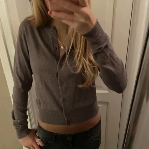 Säljer denna fast i svart💓 - (Inte min bild) Säljer denna jätte fina kofta fast i svart, kontakta vid intresse eller Egna bilder💕💕Jätte fint skick 