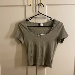 Tipp - Jätte söt slutsåld spets hm topp i mörkgrön i storlek M💘💘