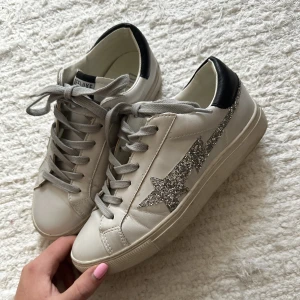 Skor - Golden goose liknade skor, vet ej märket då de är köpta utomlands, endast använda en gång och de är lite smutsiga i designen så inget som är slitet eller så, storlek 38