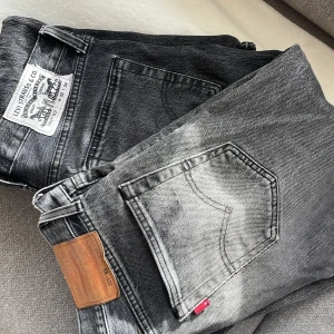 2 par Levis  - 2 par Levis  Ngt litet småhål vid fickorna 100 kr för bägge 