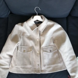 Zara jacka  - Köptes i våras. Kan både användas höst och vår. Tyvärr måste jag sälja då den inte längre är min stil. Fortfarande i ny skick. Köptes för 400 kr + 80 kr frakt säljs för 300 kr. 