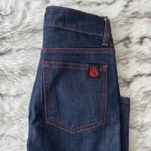 Unika Acne Jeans med röda sömmar. Nyskick. Inhandlades tidigt 2000-tal men kom aldrig till användning.  Storlek W27 / L34