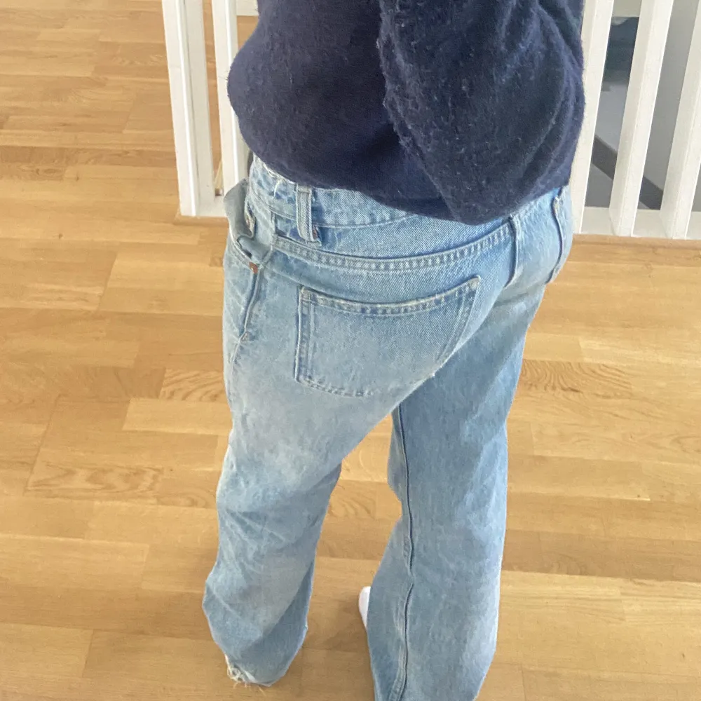 Raka jeans från zara. De är i väldigt fint skick men endast lite slitningar längst ner på jeansen.. Jeans & Byxor.