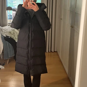 Vinterjacka  - Hösten och vintern smyger sig på och jag säljer denna fina långa täckjacka från Everest. Superfint skick. Strl 34, men passar även 36🤎Ordpris: 1 500