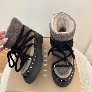 Inuikii  - Super fina inuikii skor. Sorlek 38. Perfekt nu inför höst å vinter. Jätte fint skick.  Använt dessa fåtal gånger. Nypris:3599