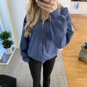 Zipperhoodie - Säljer denna sköna zipperhoodie från Gina Tricot, aldrig använd! Nypris 400kr😍