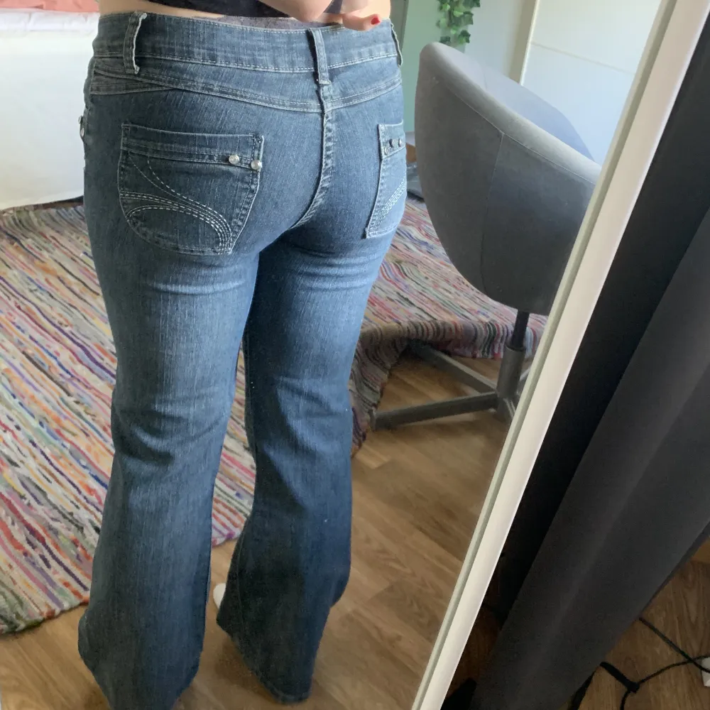 Säljer lågmidjade jeans köpte second hand, Stolek 40 🫶🏼 200kr + frakt  Mått:  midja: 42 höfter: 50 benvidd nertill: 25 lår: 27 längd: 97  framhöjd: 23. Jeans & Byxor.