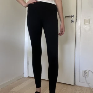High waisted träningstights från Cubus  - Träningstights från Cubus i storlek M. Använd fåtal gånger därav nyskick. Säljer pga att de inte kommer till användning då de är för korta för mig. Beninnersömn 80cm