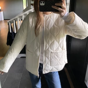 Jacka - (Lägger ut igen pga vinnare av budgivning köpte inte)  Superfin quiltad jacka, perfekt till hösten! Aldrig använd pga beställde två storlekar (lapp & förpackning kvar). 