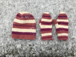 Mössa och vantar  - Hemstickad mössa och vantar randiga i två rosa färger och vintervit. Mjuka och sköna. Helt nya och ej använda. Allt för 300:- eller bara mössa 150:- bara vantar 150:- 