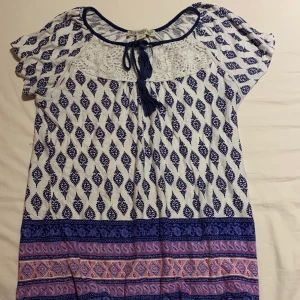 T-shirt/blus med mönster  - T Shirt/Blus med mönster i blå och vit från ”Vintage America blues” som sitter jättefint och också går och knyta vid brösten. Passar jätte fint med jeans men samt shorts o kjolar! Kom privat för fler frågor,mått eller bilder💕  Pris går o diskuteras!